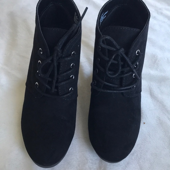 Black wedge heel booties, size 8 - Picture 3 of 13